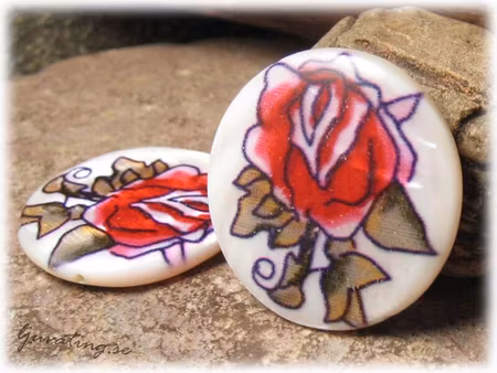 Snäckskalspärla vit coin med röd ros ca 30 mm