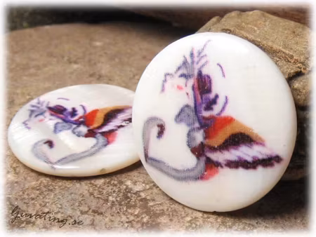 Snäckskalspärla vit coin med häftigt motiv ca 30mm