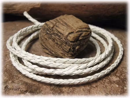 Vitt flätat band läderimitation tjocklek ca 3 mm