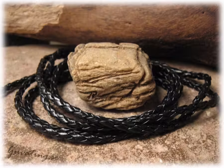 Svart flätat band läderimitation tjocklek ca 3 mm