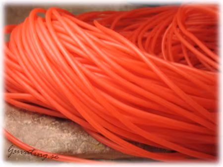 Röd rund massiv gummislang tjocklek ca 4 mm