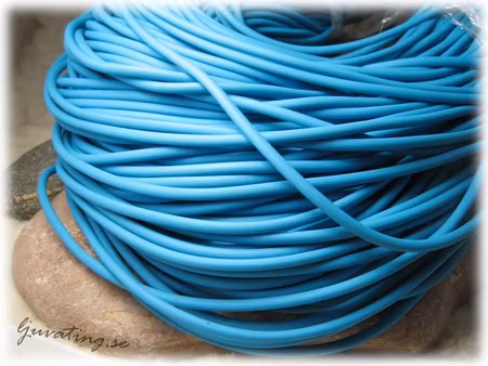 Blå rund massiv gummislang tjocklek ca 4 mm