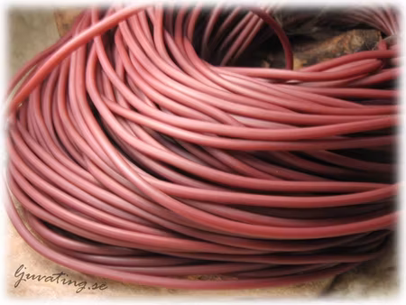 Vinröd rund massiv gummislang tjocklek ca 4 mm