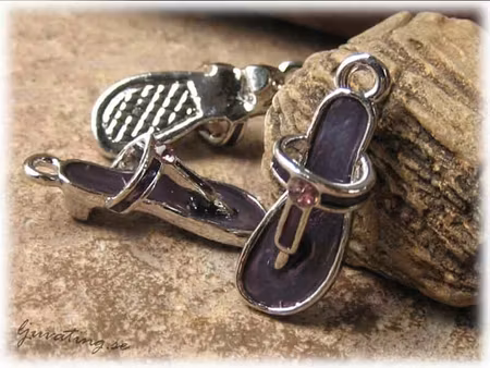 Berlock plommonlila sandal flip-flop med klack ca 29x11mm