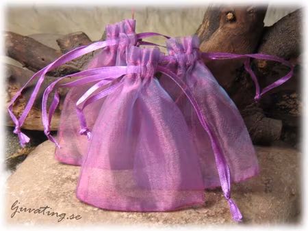 Smyckepåse mörklila enfärgad lite mindre ca 10x8cm