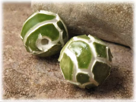 Rund pärla i keramik grön med vit fog  ca 19 mm