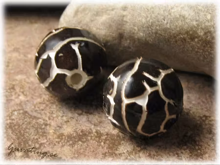 Rund pärla i keramik mörkbrun ca 19 mm