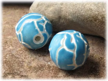 Rund pärla i keramik blå med vit fog ca 19 mm