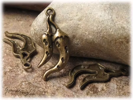 Berlock peppar antik bronfärgad metall ca 13x31 mm