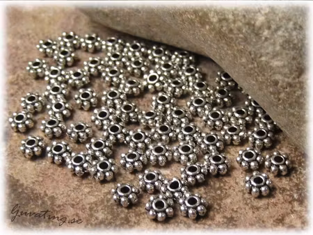 Små Daisy i tibetsilver 75-pack ca 4,5 mm