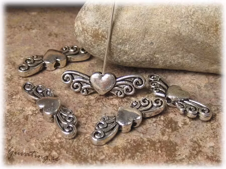 Änglavinge med snirklar och hjärta ca 24x7 mm