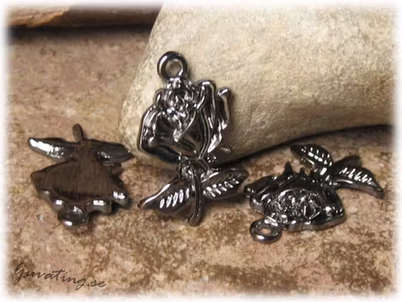 Berlock ros i metall blank svart ca 26x17 mm