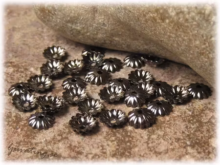 Pärlhatt små svarta i metall 20-pack ca 6 mm