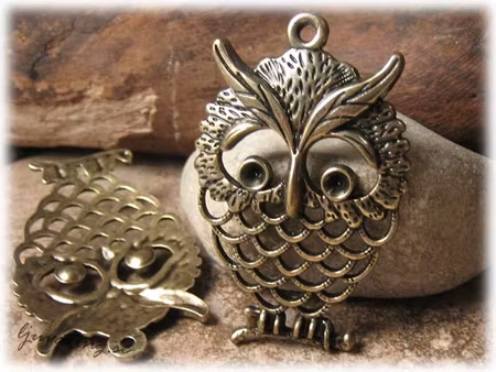 Hänge bronsfärgad stor uggla ca 56x36 mm