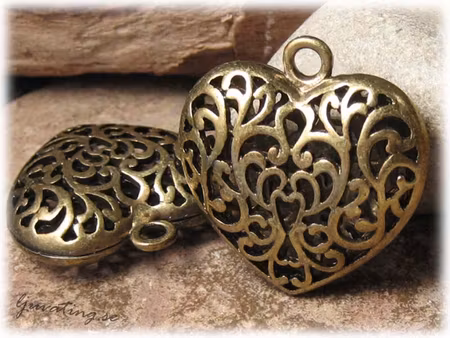 Hänge utsirat hjärta i bronsfärg ca 35x34 mm