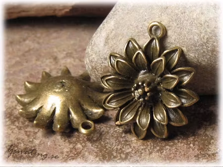 Hänge blomma i bronsfärgad metall ca 27x24 mm