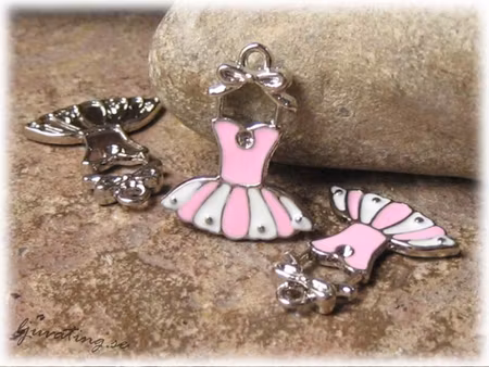 Berlock emaljerad rosa vit klänning ca 21x17 mm