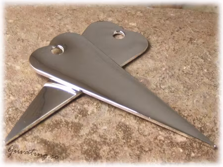 Avlångt silverfärgat hjärta i metall ca 90x30 mm