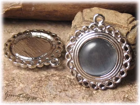 Runt hänge med grå cats eye pärla ca 33x29 mm