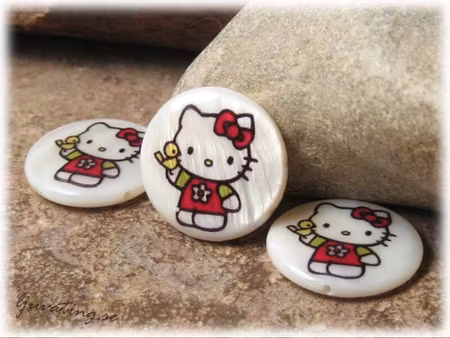 Snäckskalspärla Hello Kitty röd klänning ca 20mm