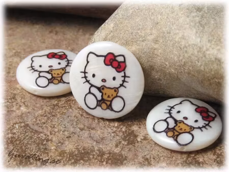 Snäckskalspärla Hello Kitty med nalle ca 20mm
