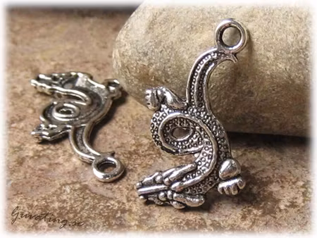 Berlock drake i tibetsilver ca 30x18 mm