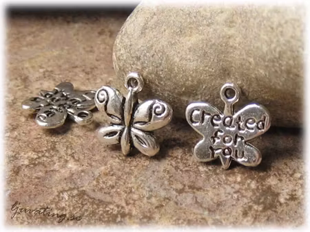 Berlock fjäril i tibetsilver med text ca 13x13 mm