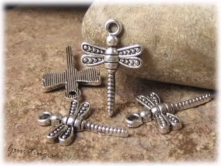 Berlock trollslända i metall ca 22x14 mm