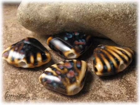 Pärla i keramik mussla svartbrun ca 23x17 mm