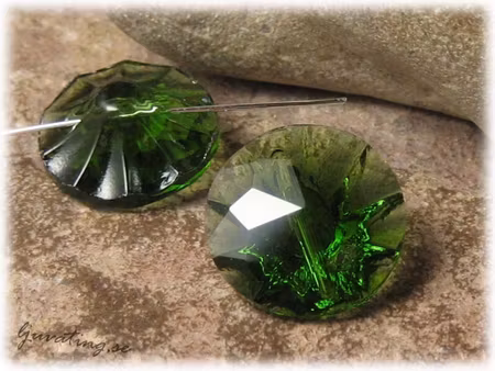 Facetterad grön knappformad ca 20 mm