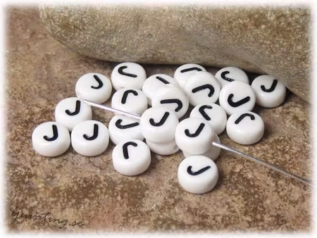 Bokstavspärla J i acryl  20-pack ca 7 mm