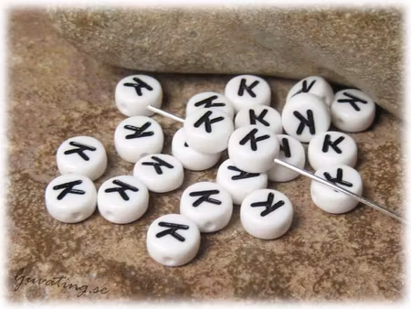 Bokstavspärla K i acryl  20-pack ca 7 mm