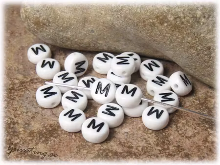 Bokstavspärla M i acryl  20-pack ca 7 mm