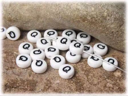 Bokstavspärla Q i acryl  20-pack ca 7 mm