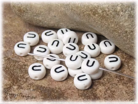 Bokstavspärla U i acryl  20-pack ca 7 mm