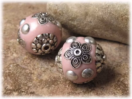 Rosa pärla med detaljer i metall ca 19 mm