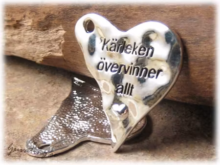 Hjärta med budskap Kärleken övervinner allt