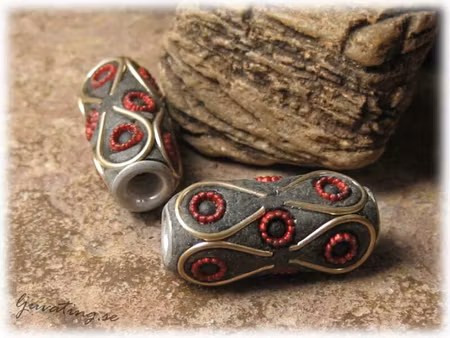 Pärla svart rör med vinröda detaljer ca 25x11 mm