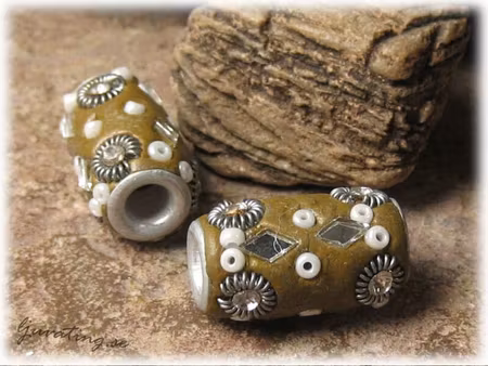 Pärla olivgrön med glittriga detaljer ca 23x14 mm