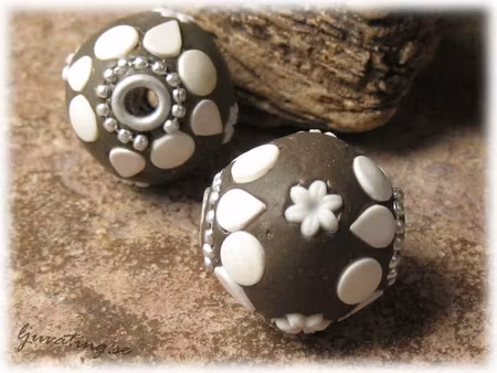 Kashmiri pärla brun med vita detaljer ca 18 mm