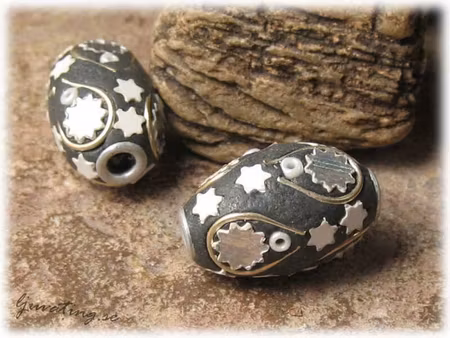 Pärla mörk med silver och vita detaljer ca 21x14mm