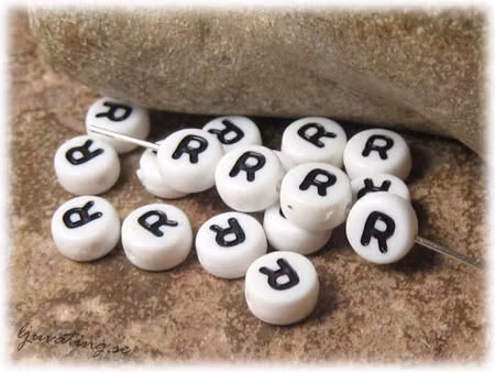 Bokstavspärla R i acryl  20-pack ca 7 mm