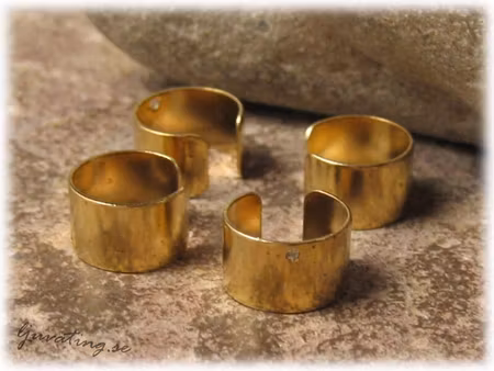 Ear cuff i mässingsfärgad metall ca 10x6 mm