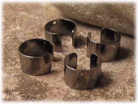 Ear cuff i hematitsvart metall ca 10x6 mm