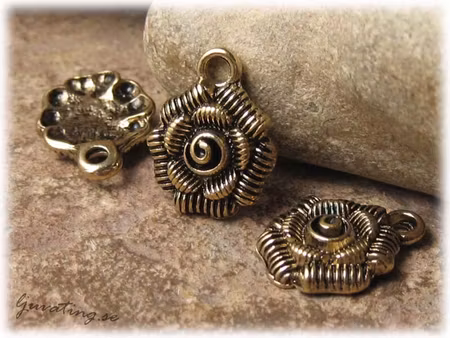 Berlock blomma antikt guldfärgad ca 17x14 mm