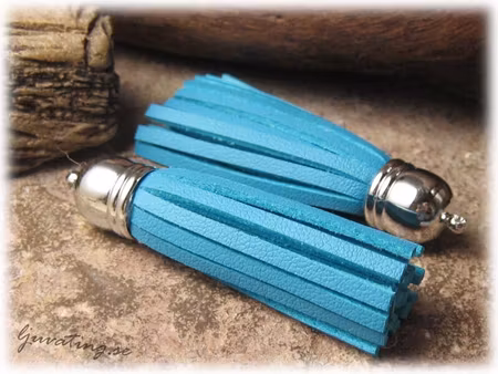 Hänge tofs ljusblå läder imitation ca 60x12 mm