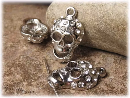 Berlock döskalle med rhinestone platinafärg ca 23x14