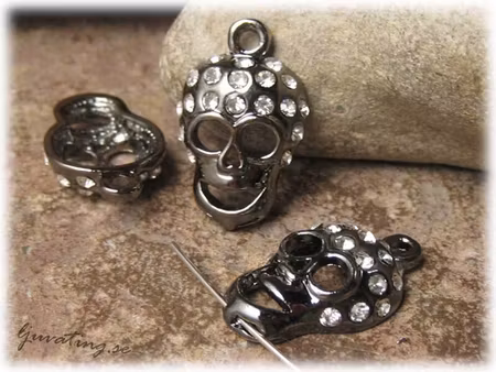 Berlock svart döskalle med rhinestone ca 23x14