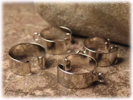 Ear cuff i platinafärgad metall med ögla ca12x5 mm