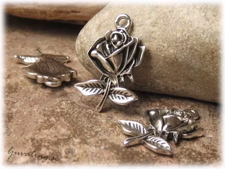 Berlock ros i metall antik silverfärg ca 26x17 mm